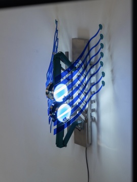《光滑斷面》,共代謝,不銹鋼、亞克力、LED燈、樹脂,70×50×130cm,2025
《光滑斷面》,共代謝,不銹鋼、亞克力、LED燈、樹脂,70×50×130cm,2025