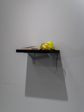 《平面國》,劉符潔,金屬、卡紙、繩、鎖扣,48×66×70cm,2025
《平面國》,劉符潔,金屬、卡紙、繩、鎖扣,48×66×70cm,2025