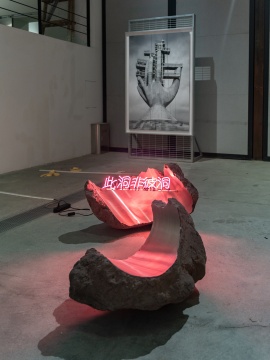前 《此洞非彼洞 1#》,展望,火山石、不銹鋼,霓虹燈,70×55×50cm、85×50×48cm,2025 ?展望工作室,攝影:楊灝
后 《G-MIRAGE002_1600*1100H308_P1#LYF08062024》,李一凡,數字繪畫、藝術微噴、裱于純鋁板,160×110cm,3+1AP,2024
前 《此洞非彼洞 1#》,展望,火山石、不銹鋼,霓虹燈,70×55×50cm、85×50×48cm,2025 ?展望工作室,攝影:楊灝
后 《G-MIRAGE002_1600*1100H308_P1#LYF08062024》,李一凡,數字繪畫、藝術微噴、裱于純鋁板,160×110cm,3+1AP,2024