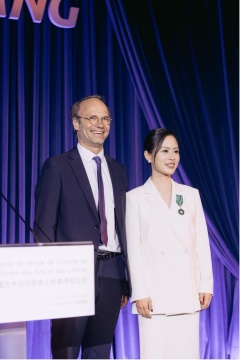 鐵西區的法蘭西勛章:徐比莉的藝術與文學騎士之路 鐵西區的法蘭西勛章:徐比莉的藝術與文學騎士之路