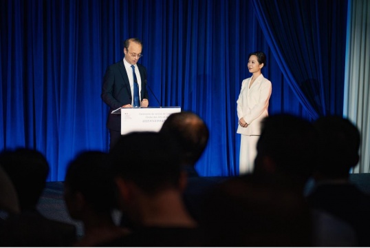 鐵西區的法蘭西勛章:徐比莉的藝術與文學騎士之路 鐵西區的法蘭西勛章:徐比莉的藝術與文學騎士之路