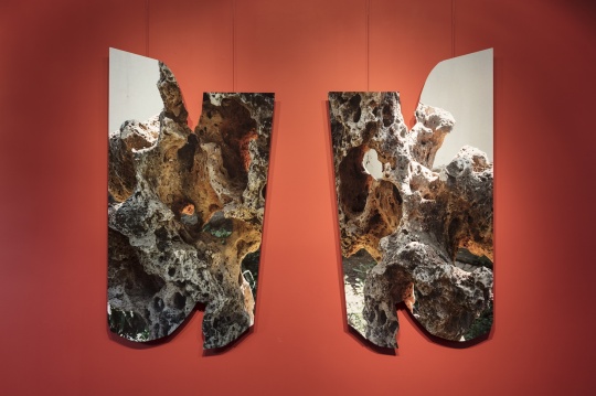 鏡#14,顏料噴墨打印、裱貼于鋁塑板,141 x 77 cm x 2,2025
鏡#14,顏料噴墨打印、裱貼于鋁塑板,141 x 77 cm x 2,2025