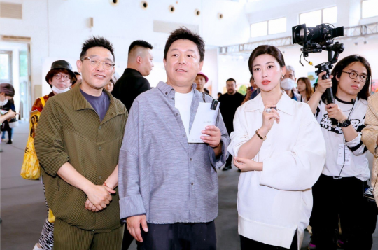賈偉在北京當(dāng)代藝博會(huì)現(xiàn)場(chǎng),著名演員黃渤、朱珠親臨現(xiàn)場(chǎng)探展
賈偉在北京當(dāng)代藝博會(huì)現(xiàn)場(chǎng),著名演員黃渤、朱珠親臨現(xiàn)場(chǎng)探展