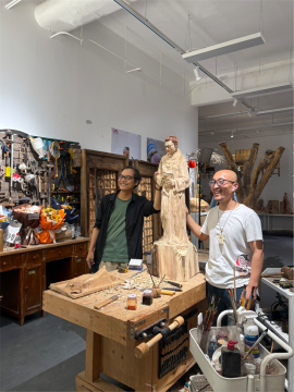 展覽現場策展人王春辰（左）與藝術家徐長遠
